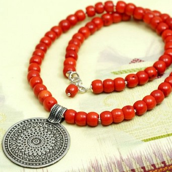 Naszyjnik koral i srebrna mandala