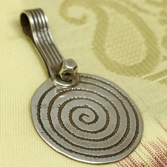 Spirala: stary berberyjski wisior / amulet