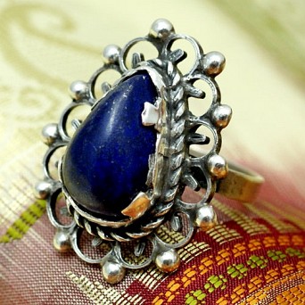 Srebrny pierścionek z dużym kamieniem lapis lazuli
