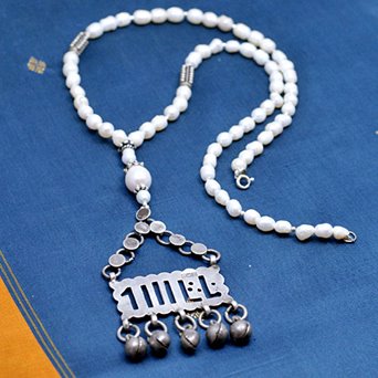Długi naszyjnik z pereł z amuletem Zar