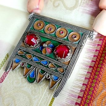 Duże korale z berberyjskim wisiorem