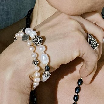 Bransoletka z białych i czarnych pereł