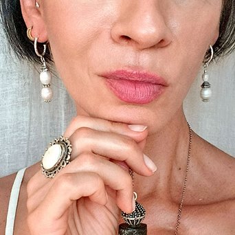 Asymetryczne kolczyki z białymi perłami