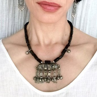 Czarny naszyjnik z amuletem z Jemenu