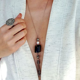 Wisior z czarnym koralem i perłą