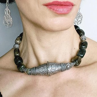 Oman. Duża kolia z labradorytu