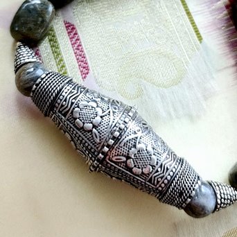 Oman. Duża kolia z labradorytu