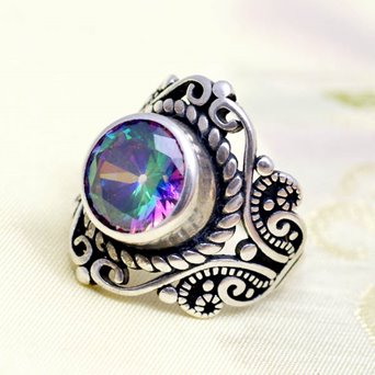 Orientalny pierścionek z kolorowym kamieniem