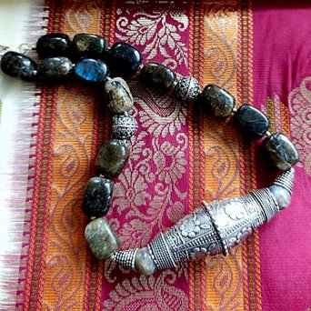 Oman. Duża kolia z labradorytu