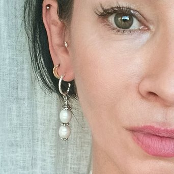 Asymetryczne kolczyki z białymi perłami