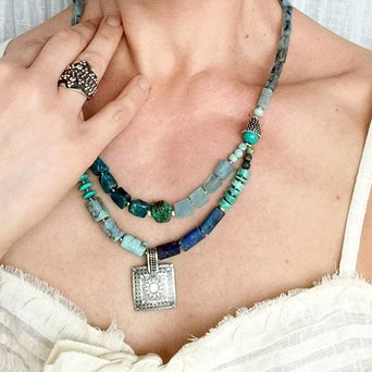 Podwójny naszyjnik z niebieskich kamieni