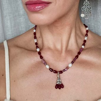 krótki naszyjnik z różowych kamieni