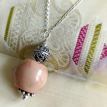 długi wisiorek z różowego korala