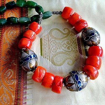 Duże korale na szyję