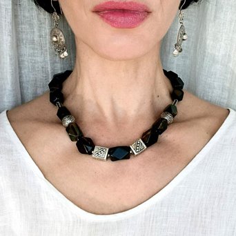 Tygrysie oko. Duży krótki naszyjnik