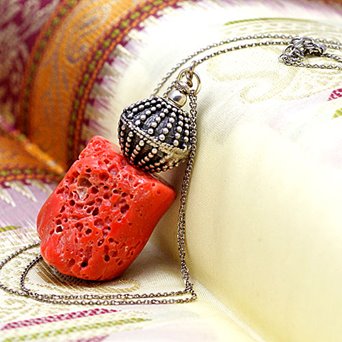 Koral w srebrze. Duży wisior na łańcuszku