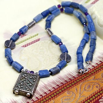 Kianit. Naszyjnik z amuletem z Jemenu