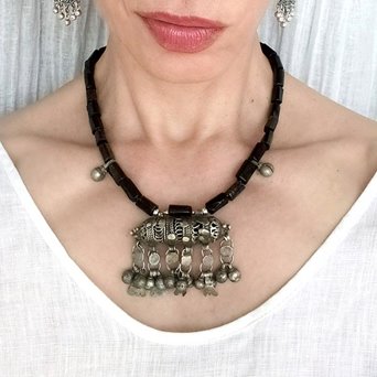 Czarny naszyjnik z amuletem z Jemenu