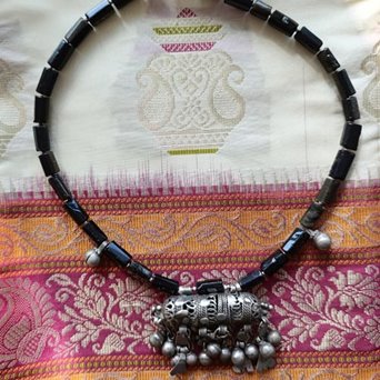 Czarny naszyjnik z amuletem z Jemenu