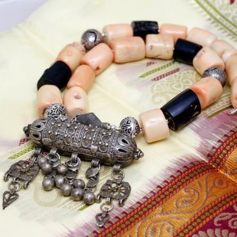 Stary amulet z Jemenu i korale