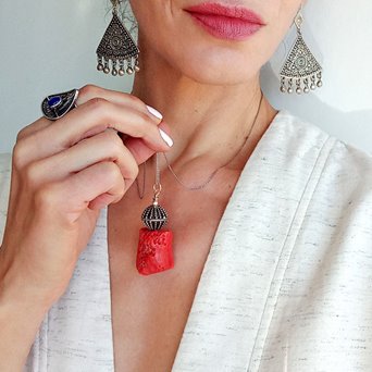 Koral w srebrze. Duży wisior na łańcuszku