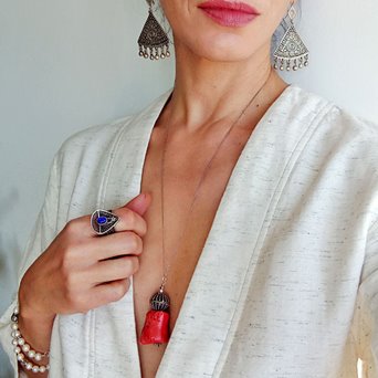 Koral w srebrze. Duży wisior na łańcuszku