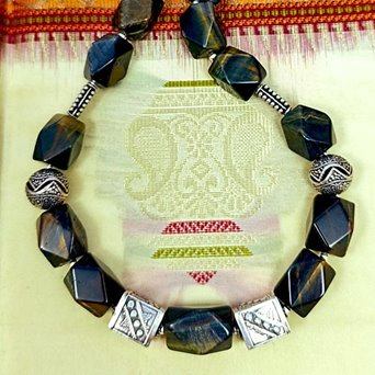 Tygrysie oko. Duży krótki naszyjnik