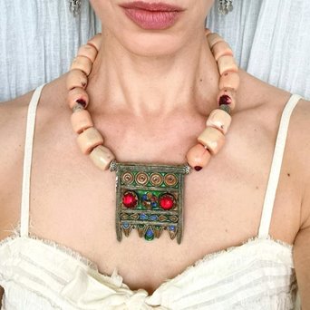 Duże korale z berberyjskim wisiorem