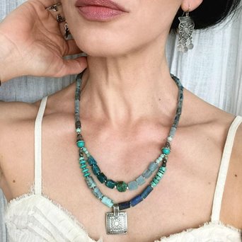 Podwójny naszyjnik z niebieskich kamieni