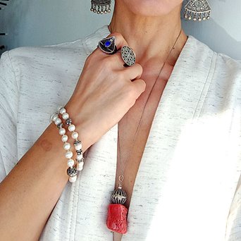 Koral w srebrze. Duży wisior na łańcuszku