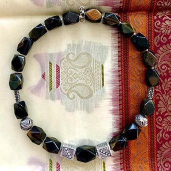 Tygrysie oko. Duży krótki naszyjnik