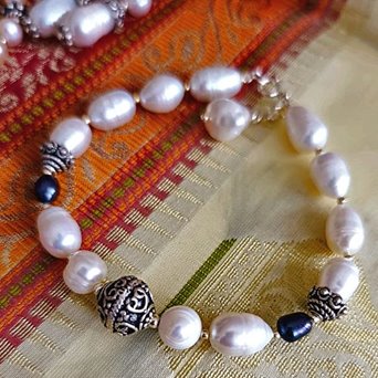 Bransoletka z białych i czarnych pereł