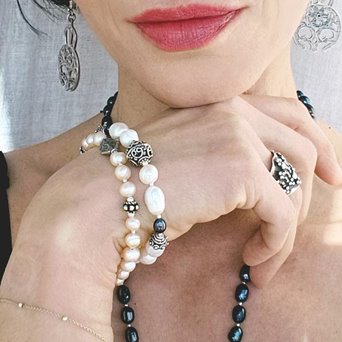 Bransoletka z białych i czarnych pereł