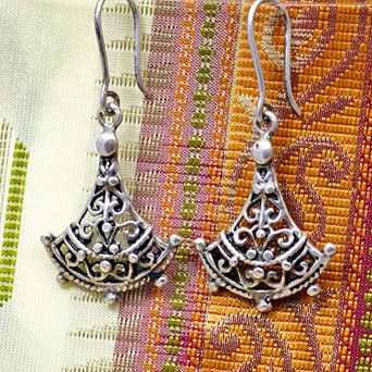 Małe srebrne kolczyki wachlarze