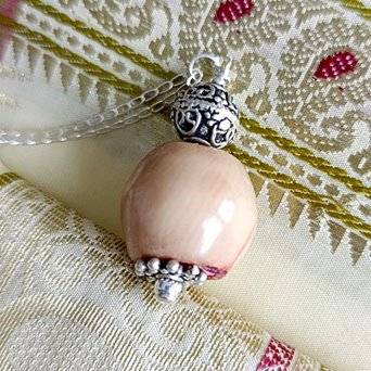 długi wisiorek z różowego korala