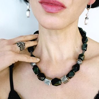 Tygrysie oko. Duży krótki naszyjnik